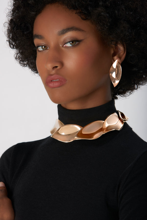 Collier and earrings in 18k Rose Gold on model wearing black turtleneck