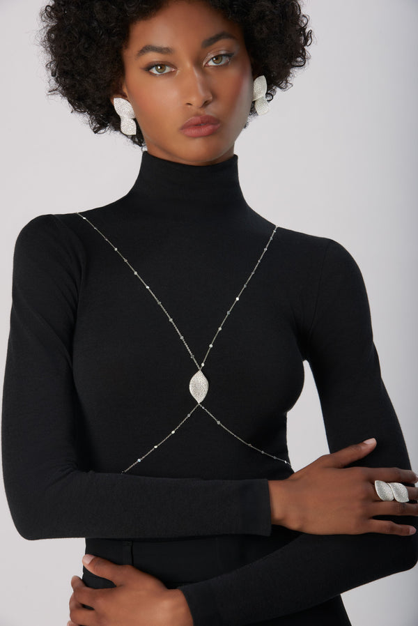 Leaf-shaped jewelry in 18k white gold with white diamonds worn by model