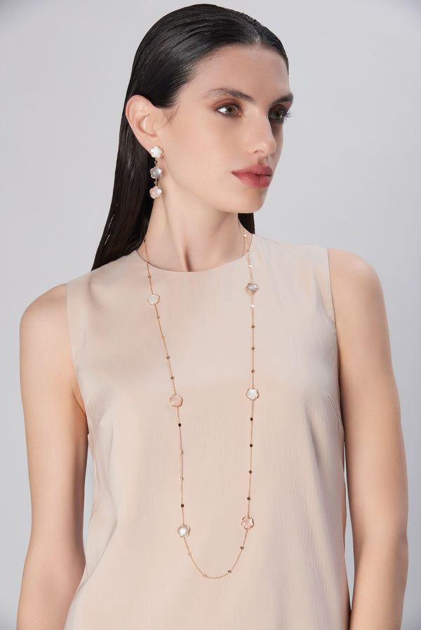 Sautoir and earrings in 18k rose gold with colored gemstones on model