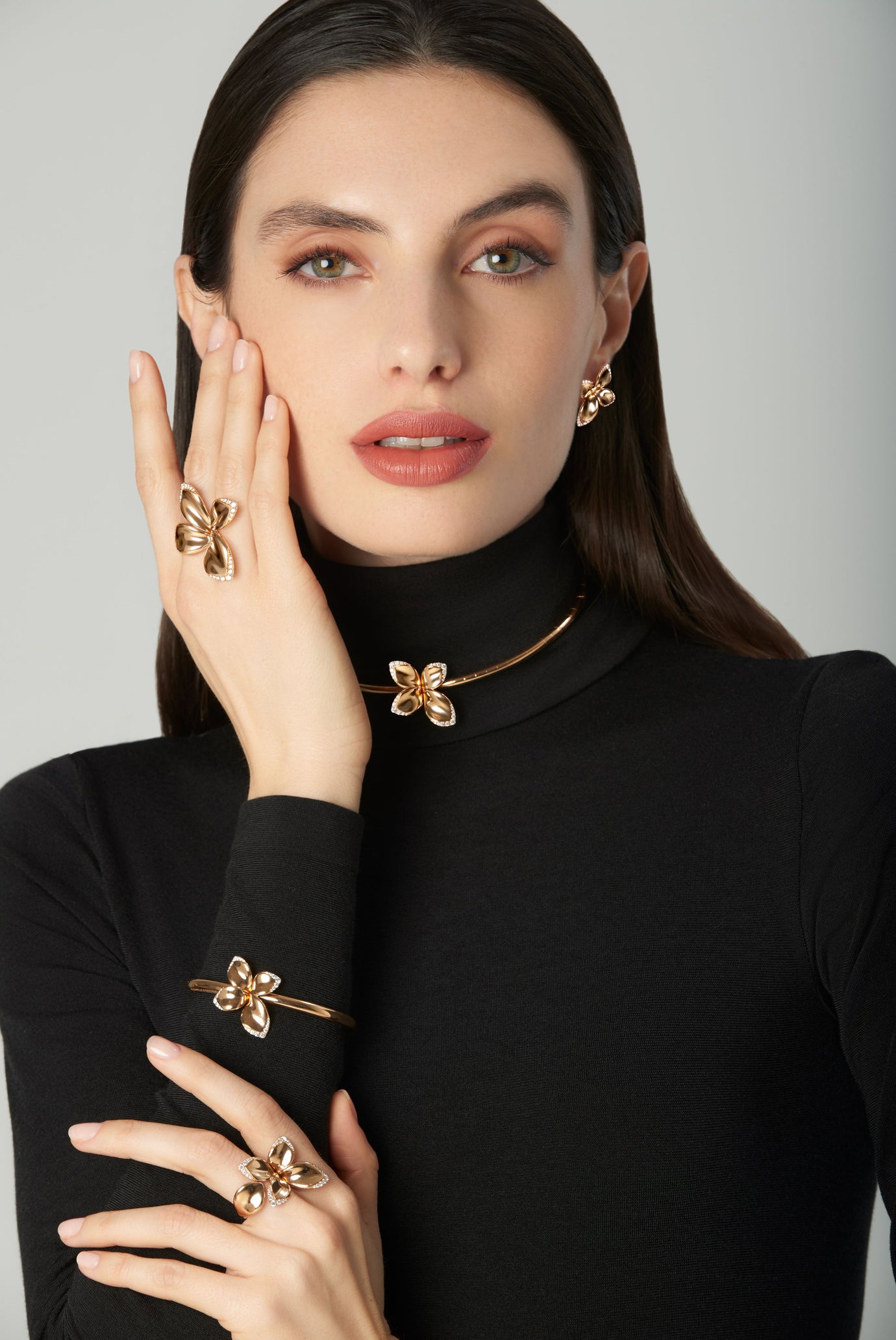 Jewelry set on model: earrings, rings, bracelet and choker in rose gold with diamonds