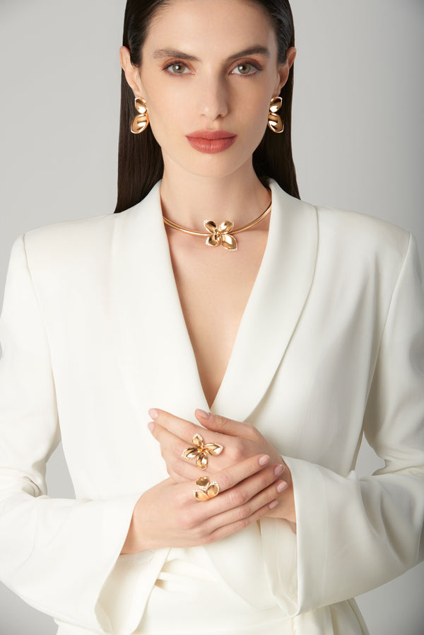 Giardini Segreti jewelry set: flower choker, earrings and rings in 18k rose gold with diamonds on model in white suit