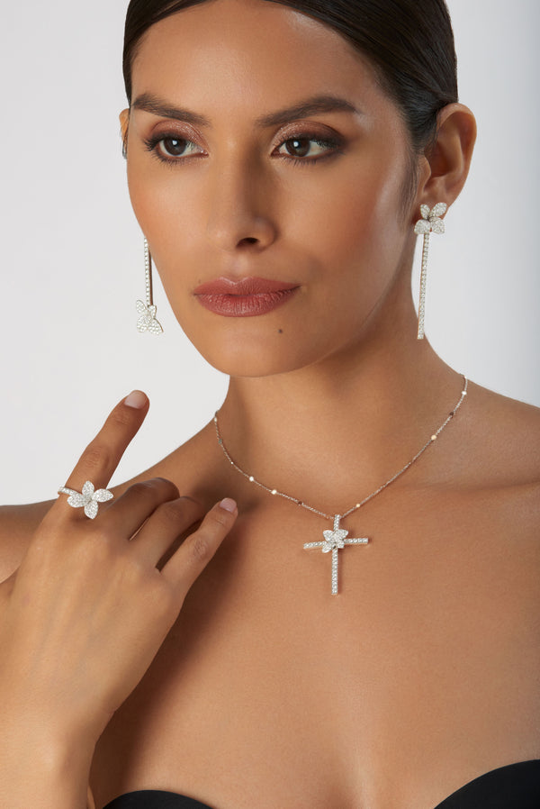 Heart to Earth collection: earrings, necklace, and ring in 18k white gold with diamonds on the model