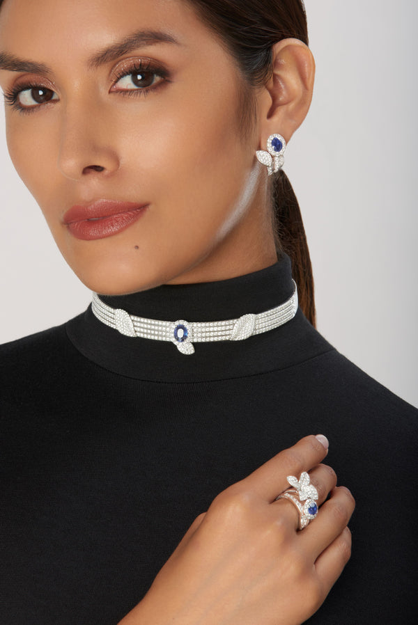 Choker and earrings in 18k white gold with oval blue sapphire and diamonds on the model