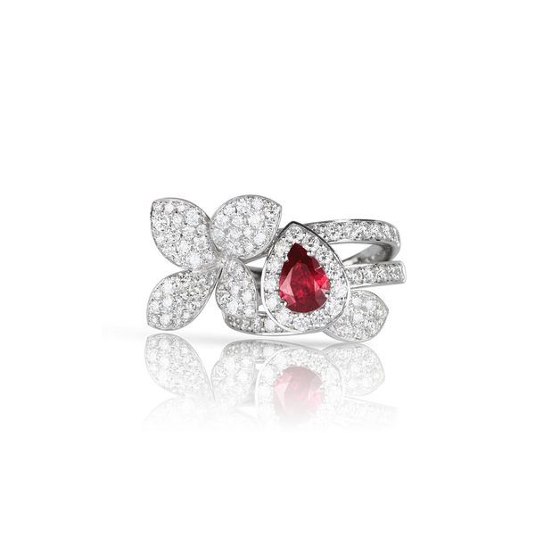 Ring in 18k White Gold with Oval Ruby 6x8mm and Diamonds.