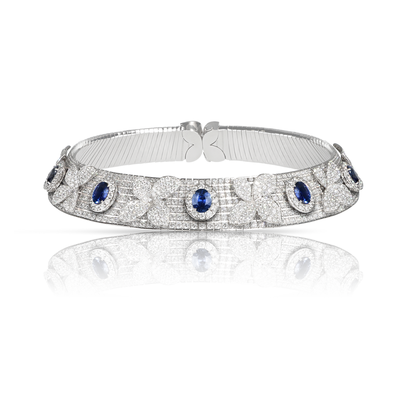 Collier in 18k White Gold with Oval Blue Sapphires and Diamonds.