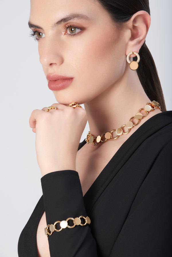 Jewelry set from the Luce collection in 18-karat rose gold with circular motifs worn by model