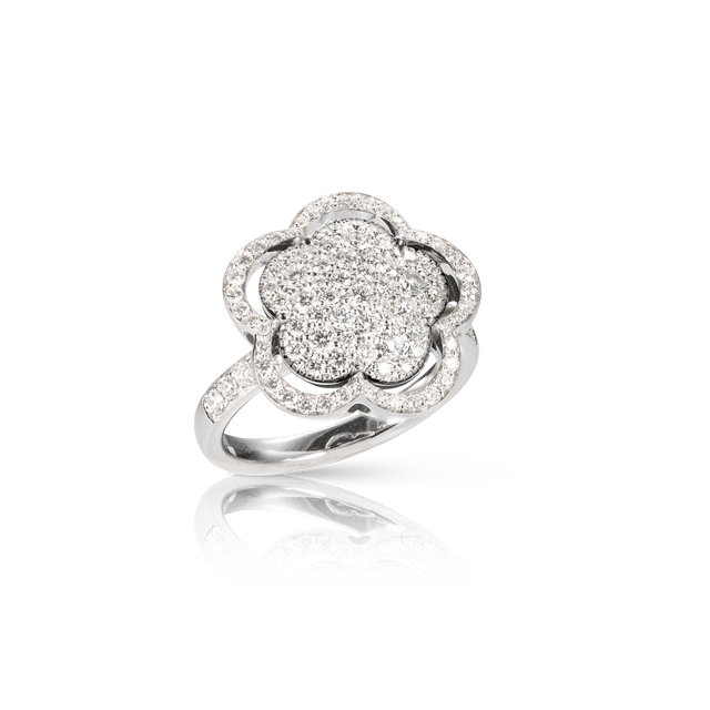 Ring in 18k White Gold with Onyx and Diamonds.