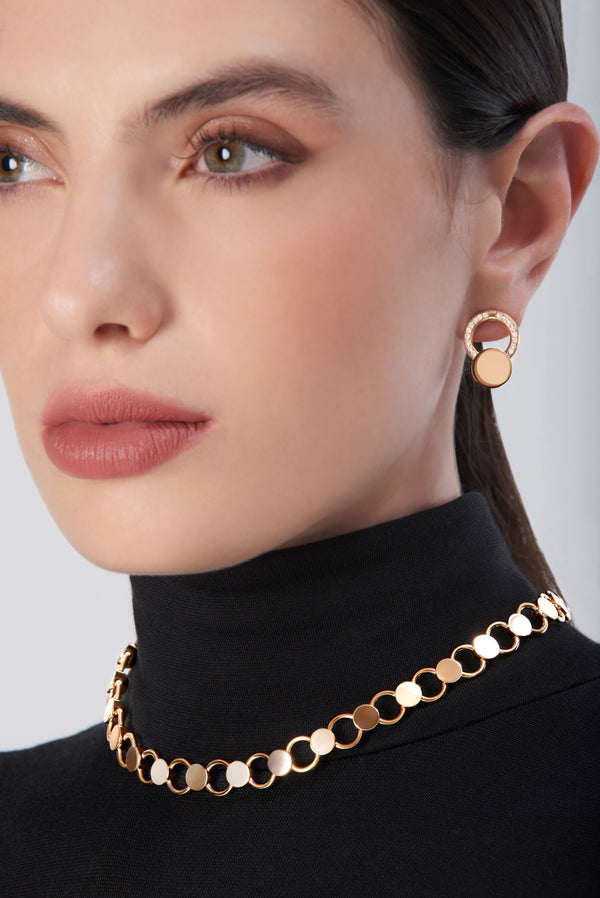 Choker and earrings in 18k rose gold and diamonds with circular design on model