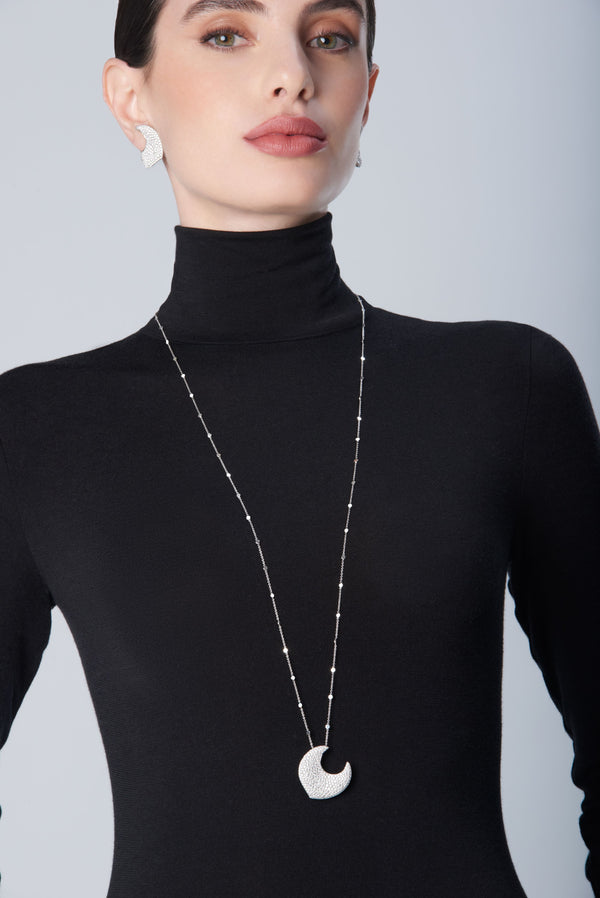 Woman wearing diamond earrings and necklace in 18k White Gold with white diamonds