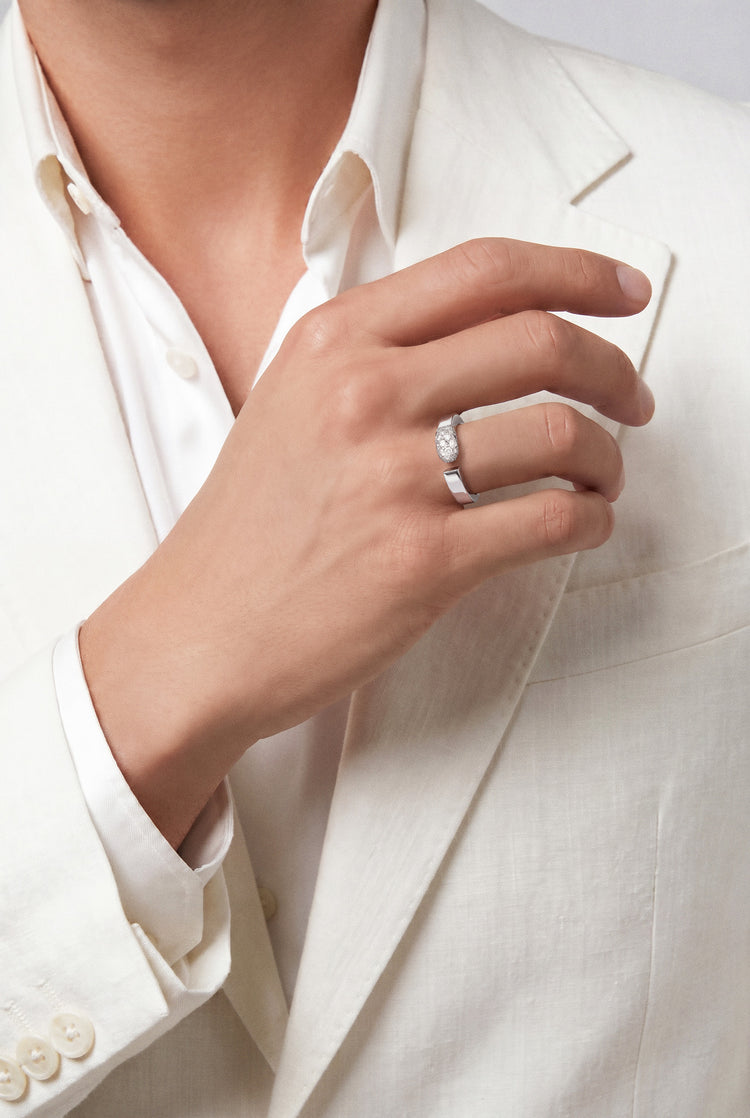 Model wearing a Ring in 18k White Gold and White Diamonds and a total white suit