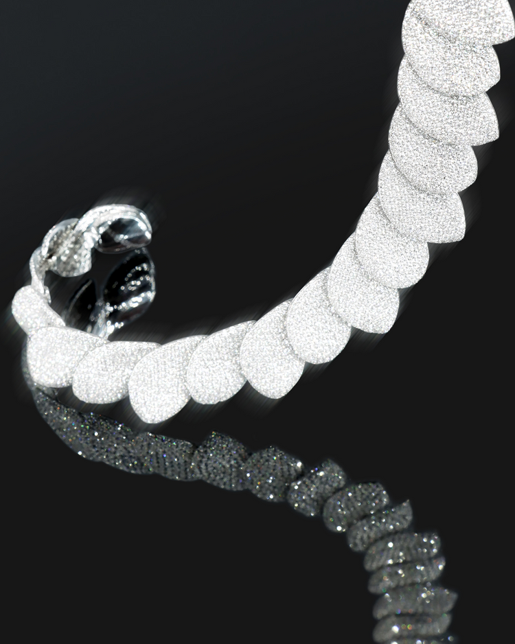 Collier Aleluia with White Diamonds with black background.