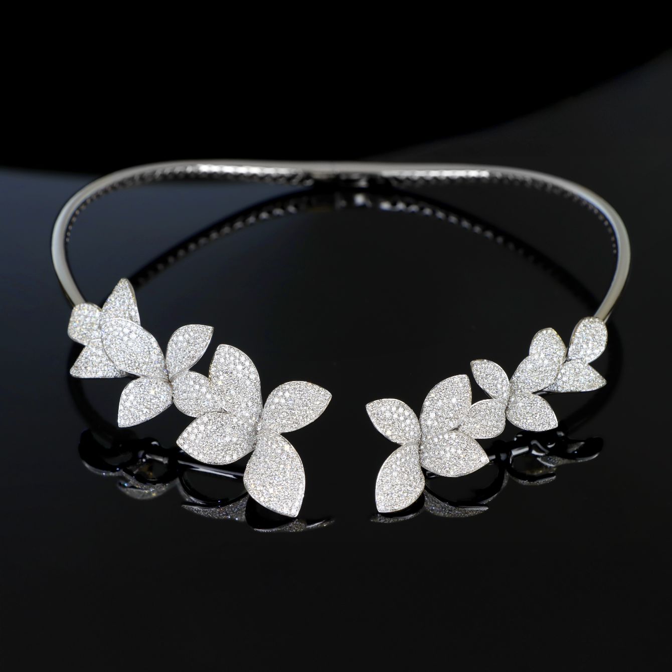 Choker in 18k White Gold and White diamonds.