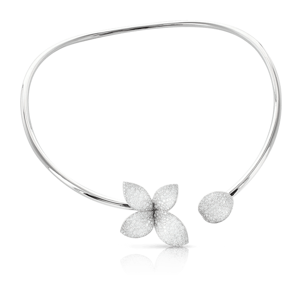 Single Flower Collier in 18k White Gold with Diamonds.