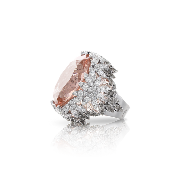 Ring in 18k White Gold with Morganite and Diamonds.